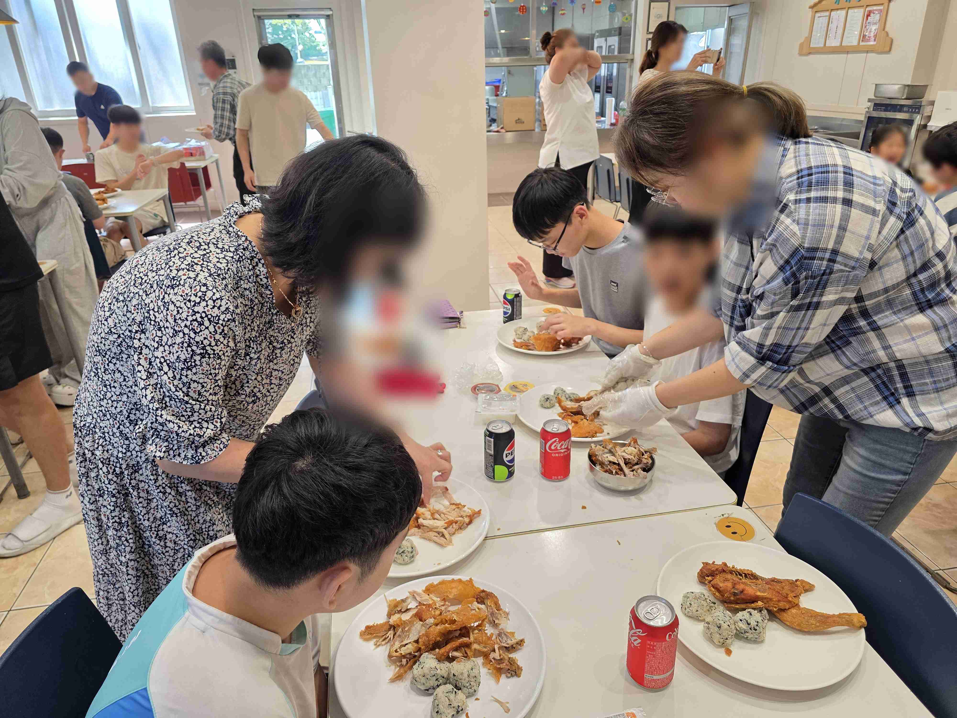 FEBC 극동방송, 가마치 통닭 입주민 후원물품 전달 2.jpg